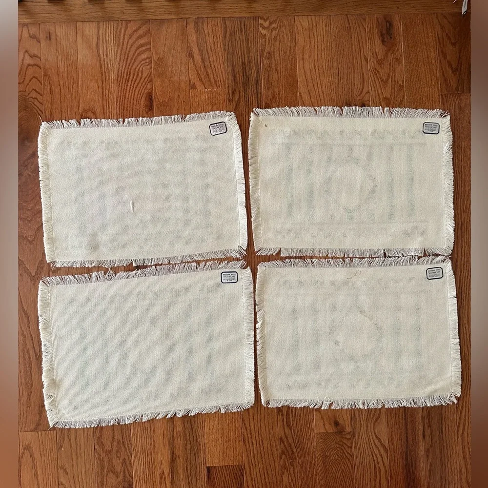 Vtg Poinsettia Christmas Placemats Set of 4 Beige/Green Wicker with Fringe